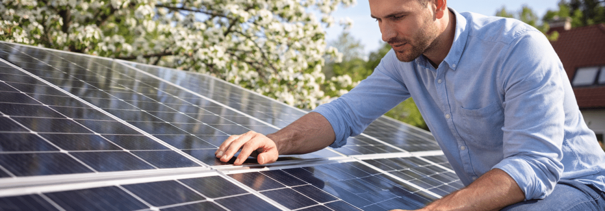 inspection de panneaux solaires au printemps sur un toit de maison sous une lumière claire